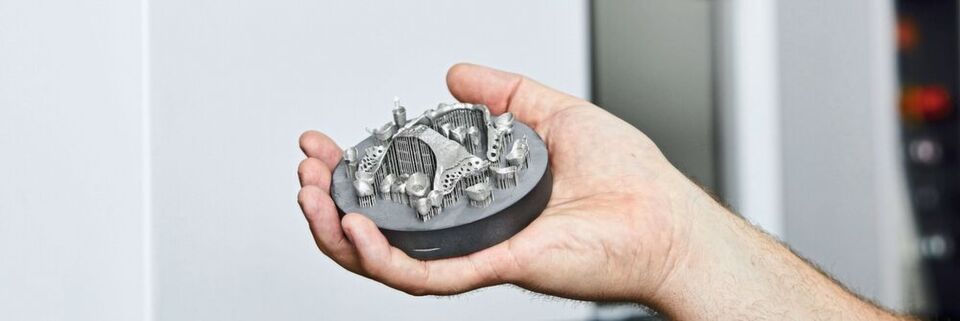 Nachdem das 3D-Modell erstellt ist, fertigt die Anlage die Teile auf einer Plattform. Nachdem das 3D-Modell erstellt ist, fertigt die Anlage die Teile auf einer Plattform.