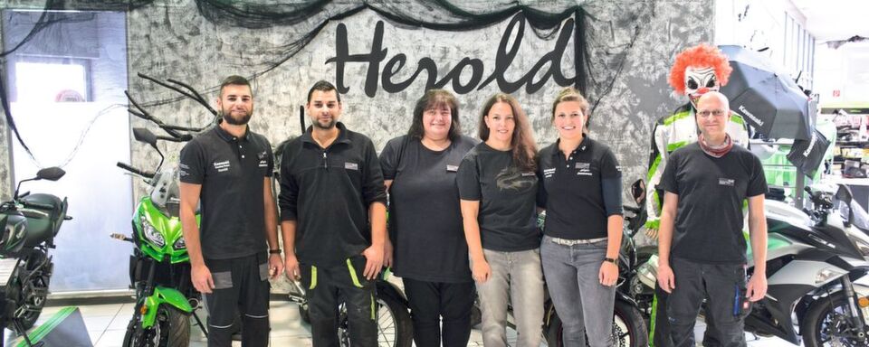 Mit dem schwarzen Kawasaki-Outfit passt das Herold-Team perfekt zu Halloween. Ob auch die Teambekleidung mit der Deko wechselt? Mit dem schwarzen Kawasaki-Outfit passt das Herold-Team perfekt zu Halloween. Ob auch die Teambekleidung mit der Deko wechselt?