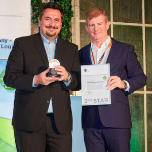 Award-Übergabe des „Lean and Green 2nd Star“ (v.l.): Kai Derda (GF Chep Deutschland) und Christophe Campe (Senior Vice President, European Supply Chain, Chep). Award-Übergabe des „Lean and Green 2nd Star“ (v.l.): Kai Derda (GF Chep Deutschland) und Christophe Campe (Senior Vice President, European Supply Chain, Chep).