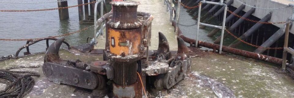 Dieser Fußschalter für die Betätigung einer Winde auf dem Festmacherhaken ist kontinuierlich Salzwasser, Fouling und Möwenkot ausgesetzt – und funktioniert einwandfrei. Dieser Fußschalter für die Betätigung einer Winde auf dem Festmacherhaken ist kontinuierlich Salzwasser, Fouling und Möwenkot ausgesetzt – und funktioniert einwandfrei.