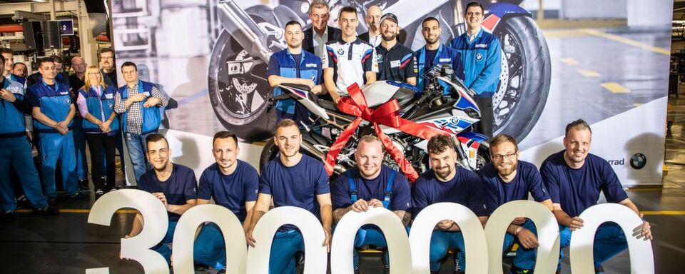 Das offizielle Gruppenbild zum 50-jährigen BMW-Werksjubiläum in Berlin. Gefeiert wurde das dreimillionste Motorrad made in Berlin. Das offizielle Gruppenbild zum 50-jährigen BMW-Werksjubiläum in Berlin. Gefeiert wurde das dreimillionste Motorrad made in Berlin.
