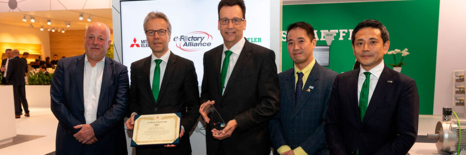 Besiegelten die globale strategische Partnerschaft: Hartmut Pütz, Leiter Factory Automation der European Business Group von Mitsubishi Electric, Dr. Stefan Spindler, Vorstand Industrie der Schaeffler AG, Rauli Hantikainen, Leiter Industrie 4.0 bei Schaeffler, Hajime Sugiyama, Industrial IoT-Botschafter der Factory Automation Systems Group von Mitsubishi Electric und Kazuaki Nakamura, Vertriebsingenieur bei Schaeffler (v.l.n.r.). Besiegelten die globale strategische Partnerschaft: Hartmut Pütz, Leiter Factory Automation der European Business Group von Mitsubishi Electric, Dr. Stefan Spindler, Vorstand Industrie der Schaeffler AG, Rauli Hantikainen, Leiter Industrie 4.0 bei Schaeffler, Hajime Sugiyama, Industrial IoT-Botschafter der Factory Automation Systems Group von Mitsubishi Electric und Kazuaki Nakamura, Vertriebsingenieur bei Schaeffler (v.l.n.r.).