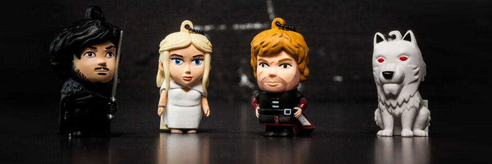 Jon Schnee, Daenerys Targaryen, Tyrion Lannister und Geist als USB-Sticks. Jon Schnee, Daenerys Targaryen, Tyrion Lannister und Geist als USB-Sticks.