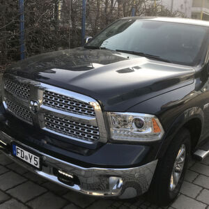 Der bisherige Ram 1500 wird von Fiat-Chrysler auch nach dem Modellwechsel 2019 als Classic-Linie fortgeführt. In der Ausstattungslinie „Laramie“ kostet das Auto knapp 50.000 Euro. Im Vergleich zu den neuen 2019er-Modellen mit fast 70.000 Euro Neupreis ist der Ram 1500 Classic fast schon ein Schnäppchen. Der bisherige Ram 1500 wird von Fiat-Chrysler auch nach dem Modellwechsel 2019 als Classic-Linie fortgeführt. In der Ausstattungslinie „Laramie“ kostet das Auto knapp 50.000 Euro. Im Vergleich zu den neuen 2019er-Modellen mit fast 70.000 Euro Neupreis ist der Ram 1500 Classic fast schon ein Schnäppchen.
