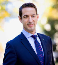 Dr. Nicolas Krämer ist kaufmännischer Geschäftsführer der Städtischen Kliniken Neuss – Lukaskrankenhaus – GmbH und Keynote-Sprecher auf der IT-Security Management & Technology Conference 2019. Dr. Nicolas Krämer ist kaufmännischer Geschäftsführer der Städtischen Kliniken Neuss – Lukaskrankenhaus – GmbH und Keynote-Sprecher auf der IT-Security Management & Technology Conference 2019.