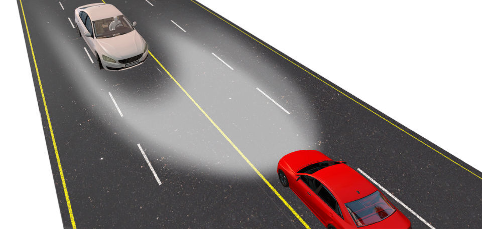 Bild 1: Beispiel für adaptive Scheinwerfer. Der Lichtkegel des roten Fahrzeugs blendet das entgegenkommende Auto vollkommen aus. Bild 1: Beispiel für adaptive Scheinwerfer. Der Lichtkegel des roten Fahrzeugs blendet das entgegenkommende Auto vollkommen aus.