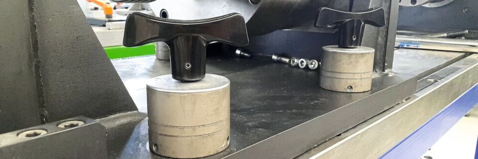 Die Kraftspannmutter MCA-T kann einfach per Hand zur Arretierung eines Prüfstand-Schiebetisches bedient werden. Die benötigte Spannkraft wird über das integrierte Planetengetriebe erzeugt. Die Kraftspannmutter MCA-T kann einfach per Hand zur Arretierung eines Prüfstand-Schiebetisches bedient werden. Die benötigte Spannkraft wird über das integrierte Planetengetriebe erzeugt.