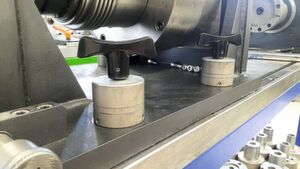Die Kraftspannmutter MCA-T kann einfach per Hand zur Arretierung eines Prüfstand-Schiebetisches bedient werden. Die benötigte Spannkraft wird über das integrierte Planetengetriebe erzeugt. Die Kraftspannmutter MCA-T kann einfach per Hand zur Arretierung eines Prüfstand-Schiebetisches bedient werden. Die benötigte Spannkraft wird über das integrierte Planetengetriebe erzeugt.