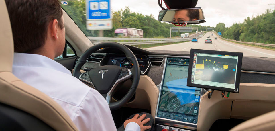 Damit ein Algorithmus für autonomes Fahren trainieren kann, müssen eine Unmenge an Bild- und Videodaten ausgewertet werden. Hier hilft eine Künstliche Intelligenz, um Objekte zu kennzeichnen. Damit ein Algorithmus für autonomes Fahren trainieren kann, müssen eine Unmenge an Bild- und Videodaten ausgewertet werden. Hier hilft eine Künstliche Intelligenz, um Objekte zu kennzeichnen.