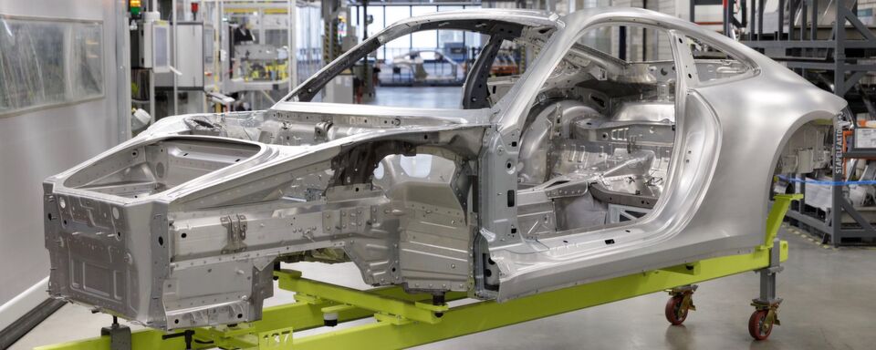 Mehr Leichtbau als je zuvor stecke im neuen Porsche 911, verkündet der Hersteller aus Zuffenhausen. Dafür braucht es auch moderne Produktionstechnik. Mehr Leichtbau als je zuvor stecke im neuen Porsche 911, verkündet der Hersteller aus Zuffenhausen. Dafür braucht es auch moderne Produktionstechnik.
