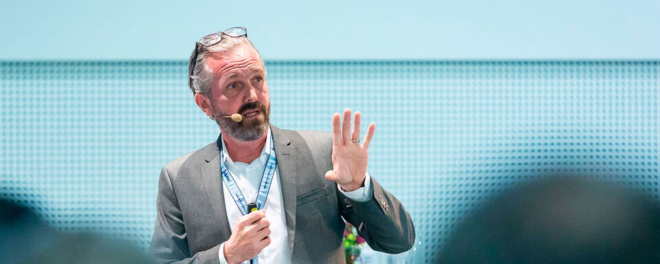 Fabian Fischer von der Volkswagen-Konzernforschung, referierte auf dem Leichtbau-Gipfel zum lokalen Applizieren von Faserverbundstrukturen. Fabian Fischer von der Volkswagen-Konzernforschung, referierte auf dem Leichtbau-Gipfel zum lokalen Applizieren von Faserverbundstrukturen.