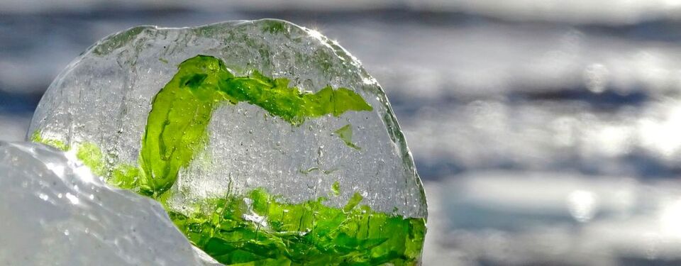 Gibt es Wasser, das selbst bei minus 263 Grad Celsius nicht zu Eis gefriert? Ja, das gibt es, sagen ForscherInnen der ETH Zürich und der Universität Zürich. Gibt es Wasser, das selbst bei minus 263 Grad Celsius nicht zu Eis gefriert? Ja, das gibt es, sagen ForscherInnen der ETH Zürich und der Universität Zürich.
