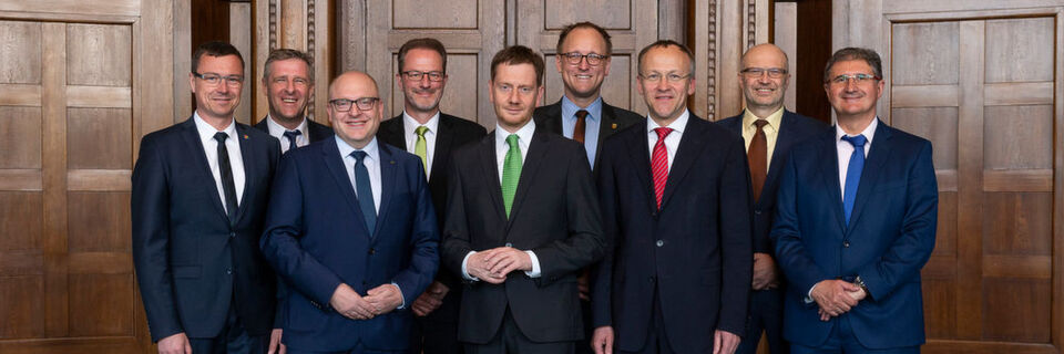 v.l.: Ralf Rother, Verbandsvorsitzender KISA, Andre Jacob, GF Sächs. Landkreistag, Sven Schulze, BM Chemnitz, Mischa Woitscheck, GF SSG, Ministerpräsident Kretschmer, Ulrich Hörning, BM Leipzig, Dr. Peter Lames, BM Dresden, Thomas Weber, Direktor SAKD, Thomas Popp, Amtschef/CIO, vor dem Spitzengespräch 'Digitale Verwaltung Sachsen' v.l.: Ralf Rother, Verbandsvorsitzender KISA, Andre Jacob, GF Sächs. Landkreistag, Sven Schulze, BM Chemnitz, Mischa Woitscheck, GF SSG, Ministerpräsident Kretschmer, Ulrich Hörning, BM Leipzig, Dr. Peter Lames, BM Dresden, Thomas Weber, Direktor SAKD, Thomas Popp, Amtschef/CIO, vor dem Spitzengespräch 'Digitale Verwaltung Sachsen'