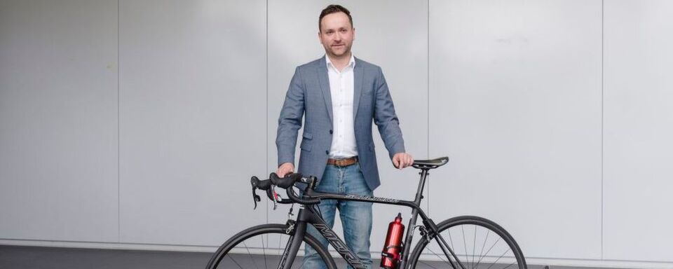 Mit Unterstützung von Kollegen hat Dr. Dennis Freiburg ein extrem leichtes E-Bike entwickelt. Mit Unterstützung von Kollegen hat Dr. Dennis Freiburg ein extrem leichtes E-Bike entwickelt.