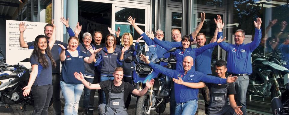 Teamspirit beim Fotoshooting: Die eingeschworene Truppe zeigt, dass die Harmonie untereinander stimmt und lässt Außnstehenden diese Begeisterung zu jeder Sekunde spüren. Teamspirit beim Fotoshooting: Die eingeschworene Truppe zeigt, dass die Harmonie untereinander stimmt und lässt Außnstehenden diese Begeisterung zu jeder Sekunde spüren.