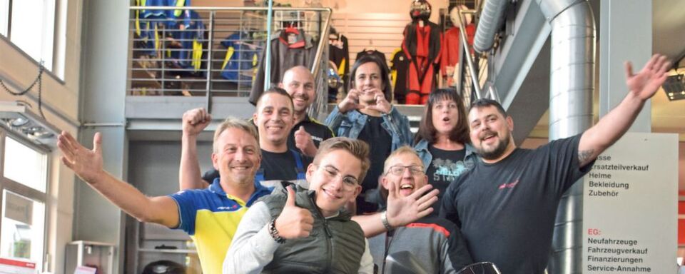 Begeisterungsfähige Truppe: Team MK Cycle Shop beim Fotoshooting anlässlich des Jurybesuchs. Begeisterungsfähige Truppe: Team MK Cycle Shop beim Fotoshooting anlässlich des Jurybesuchs.