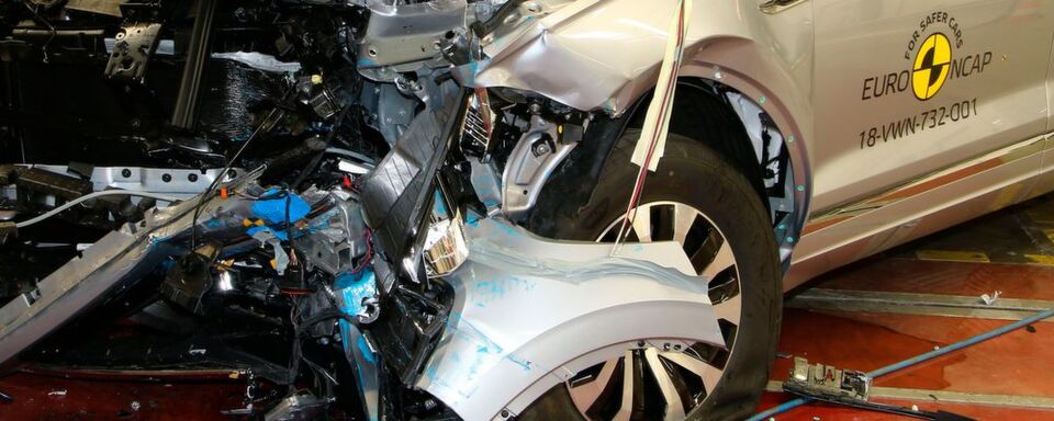 Crashtest bei Euro NCAP. Der neue VW Golf 8 soll Probleme mit der Elektronik haben – deshalb will Volkswagen laut „Spiegel“ das Modell schnellstmöglich in den Markt bekommen, um die neuen Crashtest-Anforderungen zu umgehen. Crashtest bei Euro NCAP. Der neue VW Golf 8 soll Probleme mit der Elektronik haben – deshalb will Volkswagen laut „Spiegel“ das Modell schnellstmöglich in den Markt bekommen, um die neuen Crashtest-Anforderungen zu umgehen.