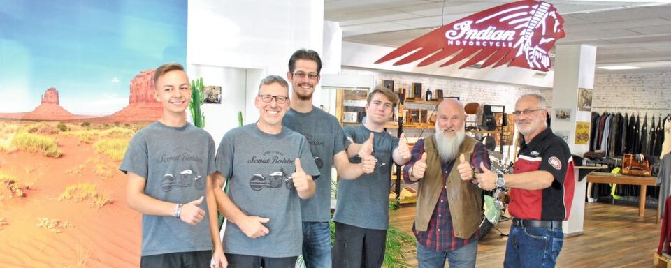 Dream-Team: Die Mannschaft von CM Motorcycles samt lokalem Indian-Chapter-Präsi (2. v. r.). Dream-Team: Die Mannschaft von CM Motorcycles samt lokalem Indian-Chapter-Präsi (2. v. r.).