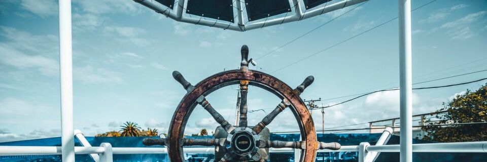In stürmischen Zeiten müssen Unternehmen vorausschauend, konsequent und gleichzeitig flexibel agieren. Wie das gelingt, zeigen vier Erfolgsfaktoren. In stürmischen Zeiten müssen Unternehmen vorausschauend, konsequent und gleichzeitig flexibel agieren. Wie das gelingt, zeigen vier Erfolgsfaktoren.