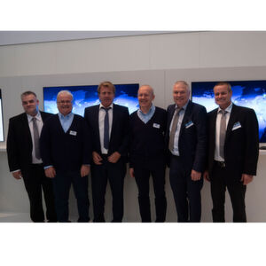 Rutronik vertreibt jetzt Goodram-Produkte (v. l.): Bernd Hantsche (Produktmarketing Rutronik), Wolfgang Kemmler (Sales Manager Wilk Elektronik), Thomas Rudel (CEO Rutronik), Wieslaw Wilk (Firmeninhaber Wilk Elektronik), Andreas Hofmann (Produktmarketing Rutronik), Frank Bittigkoffer (Produktmarketing Rutronik). Rutronik vertreibt jetzt Goodram-Produkte (v. l.): Bernd Hantsche (Produktmarketing Rutronik), Wolfgang Kemmler (Sales Manager Wilk Elektronik), Thomas Rudel (CEO Rutronik), Wieslaw Wilk (Firmeninhaber Wilk Elektronik), Andreas Hofmann (Produktmarketing Rutronik), Frank Bittigkoffer (Produktmarketing Rutronik).