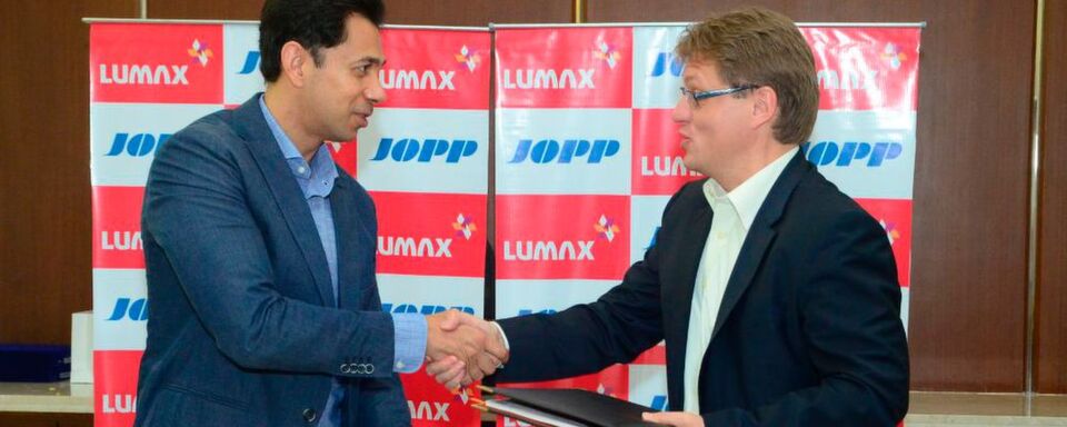 Anmol Jain, Managing Director, Lumax Auto Technologies; und Martin Büchs (r.), Geschäftsführer bei Jopp Automotive, nach der Vertragsunterzeichnung. Anmol Jain, Managing Director, Lumax Auto Technologies; und Martin Büchs (r.), Geschäftsführer bei Jopp Automotive, nach der Vertragsunterzeichnung.