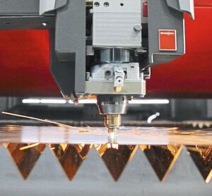 Faserlaserschneiden mit 12 kW Leistung klappt jetzt mit der Bystar Fiber: Ihr dazu implementierter Bystronic-Laserschneidkopf und die Innovation “Beamshaper „ sorgen sowohl an dünnen als auch an dicken Blechen bis 30 mm Stärke für hochwertige Schneidergebnisse. Dabei ist es dem System egal, ob es Stahl, Aluminium oder Buntmetalle bearbeitet. Faserlaserschneiden mit 12 kW Leistung klappt jetzt mit der Bystar Fiber: Ihr dazu implementierter Bystronic-Laserschneidkopf und die Innovation “Beamshaper „ sorgen sowohl an dünnen als auch an dicken Blechen bis 30 mm Stärke für hochwertige Schneidergebnisse. Dabei ist es dem System egal, ob es Stahl, Aluminium oder Buntmetalle bearbeitet.
