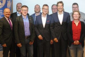 Führungsteam der Kfz-Innung Dortmund und Lünen (v. li. ): Ludgerus Niklas (Geschäftsführer), Markus Fähnrich, Markus Komorek, Reimund Peter, Axel Winter, Siegfried Erdelhoff, Christoph Haumann (Obermeister), Andrea Auffermann und Roland Schwarz. Führungsteam der Kfz-Innung Dortmund und Lünen (v. li. ): Ludgerus Niklas (Geschäftsführer), Markus Fähnrich, Markus Komorek, Reimund Peter, Axel Winter, Siegfried Erdelhoff, Christoph Haumann (Obermeister), Andrea Auffermann und Roland Schwarz.