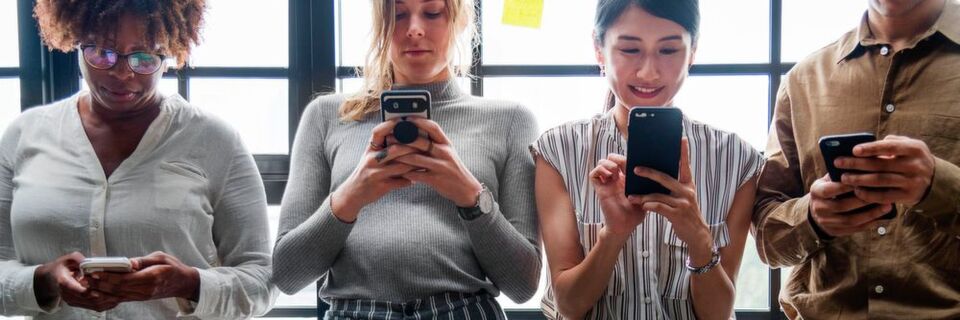 Für die jüngere Generation bringt die Digitalisierung vor allem positive Aspekte mit sich. Für die jüngere Generation bringt die Digitalisierung vor allem positive Aspekte mit sich.