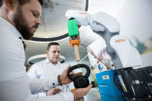 Der Polygreifer (v.l.): Fabian v. Northeim (Eta Opt) und Sascha Mechthold (Uni Kassel) mit einem Prototypen des Polygreifers. Die Platine mit dem Polymer befindet sich in der Vertiefung des Plastikaufsatzes und hält das Holzstück mit dem Gewicht. Der Polygreifer (v.l.): Fabian v. Northeim (Eta Opt) und Sascha Mechthold (Uni Kassel) mit einem Prototypen des Polygreifers. Die Platine mit dem Polymer befindet sich in der Vertiefung des Plastikaufsatzes und hält das Holzstück mit dem Gewicht.