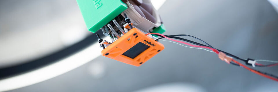 Der Polygreifer funktioniert mittels Wärme und Kälte, auf die eine doppelschichte Platine reagiert. Die Platine mit dem Polymer befindet sich in der Vertiefung des Plastikaufsatzes Der Polygreifer funktioniert mittels Wärme und Kälte, auf die eine doppelschichte Platine reagiert. Die Platine mit dem Polymer befindet sich in der Vertiefung des Plastikaufsatzes
