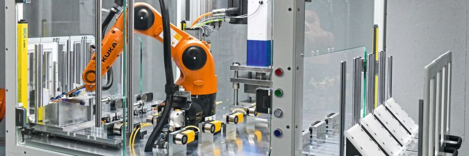 Dass auch kleinere Unternehmen vielfältige Potenziale für den Einsatz von Robotern bieten, zeigt das Beispiel einer standardisierten, kompakten Roboterzelle, die Jascha Roh-mann und sein Team entwickelt haben. Die Zelle ist darauf ausgelegt, den Biegevorgang von Blechteilen zu automatisieren. Dass auch kleinere Unternehmen vielfältige Potenziale für den Einsatz von Robotern bieten, zeigt das Beispiel einer standardisierten, kompakten Roboterzelle, die Jascha Roh-mann und sein Team entwickelt haben. Die Zelle ist darauf ausgelegt, den Biegevorgang von Blechteilen zu automatisieren.