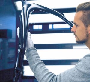 Im Bereich von Sichtcarbon-Bauteilen mit hoher Funktionsintegration präsentierte SGL Carbon aus Wiesbaden auf der JEC World unter anderem die hier gezeigte Domstrebe für die BMW-Modelle M2, M3 und M4. Das Bauteil gilt als bestes Beispiel für die Kompetenz des Unternehmens in Sachen Composites. Im Bereich von Sichtcarbon-Bauteilen mit hoher Funktionsintegration präsentierte SGL Carbon aus Wiesbaden auf der JEC World unter anderem die hier gezeigte Domstrebe für die BMW-Modelle M2, M3 und M4. Das Bauteil gilt als bestes Beispiel für die Kompetenz des Unternehmens in Sachen Composites.