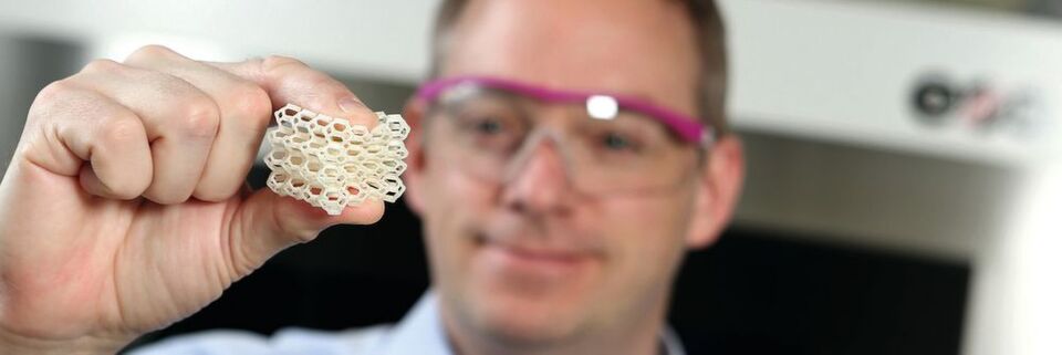 Evonik hat als weltweit erstes Unternehmen ein flexibles Kunststoffmaterial auf Basis von PEBA (Polyetherblockamid) für den 3D-Druck entwickelt. Das neue Hochleistungspulver überzeugt durch hohe Elastizität und Festigkeit und kann in unterschiedlichen pulverbasierten 3D-Druck-Verfahren eingesetzt werden. Evonik hat als weltweit erstes Unternehmen ein flexibles Kunststoffmaterial auf Basis von PEBA (Polyetherblockamid) für den 3D-Druck entwickelt. Das neue Hochleistungspulver überzeugt durch hohe Elastizität und Festigkeit und kann in unterschiedlichen pulverbasierten 3D-Druck-Verfahren eingesetzt werden.