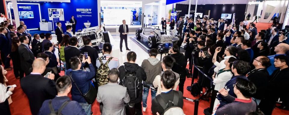 Großes Interesse zeigten die Besucher an den Neuheiten der Automobilzulieferer. Großes Interesse zeigten die Besucher an den Neuheiten der Automobilzulieferer.