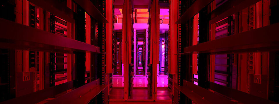 Im Datacenter „Guanting Lake New Media Big Data Industry Base“ von Chindata: Der Blick geht durch einen IT-Schrank auf die langen Reihen von Server-Racks. Im Datacenter „Guanting Lake New Media Big Data Industry Base“ von Chindata: Der Blick geht durch einen IT-Schrank auf die langen Reihen von Server-Racks.