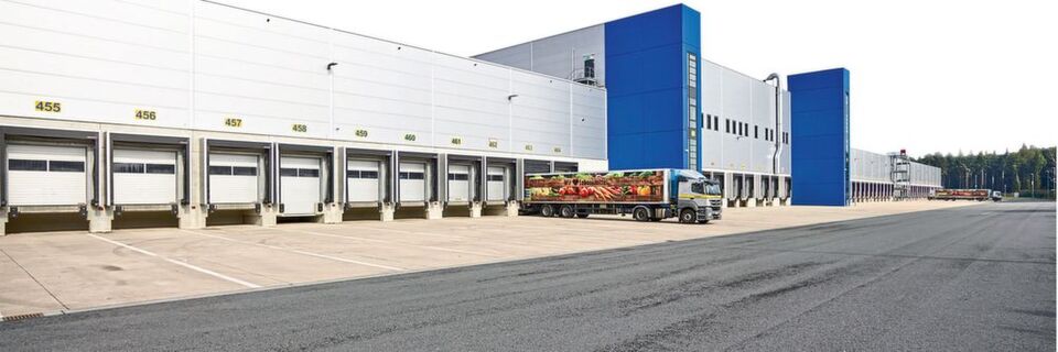 Im erweiterten Zentrallager Wiefelstede der Edeka Minden-Hannover kommen überwiegend Tore, Türen und Verladetechnik von Hörmann zum Einsatz. Im erweiterten Zentrallager Wiefelstede der Edeka Minden-Hannover kommen überwiegend Tore, Türen und Verladetechnik von Hörmann zum Einsatz.