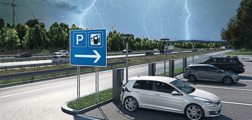 Schutz auch bei Gewitter: Ladeeinrichtungen müssen bei jedem Wetter sicher und zuverlässig funktionieren. Schutz auch bei Gewitter: Ladeeinrichtungen müssen bei jedem Wetter sicher und zuverlässig funktionieren.