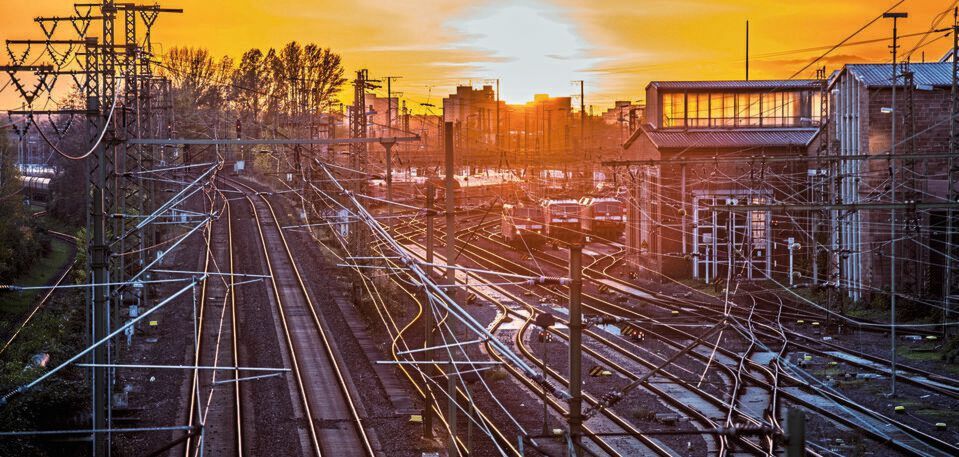 Anwendungen der Bahntechnik: Stromversorgungen mit hohen Leistungen bis 10 kW sind gefordert. Anwendungen der Bahntechnik: Stromversorgungen mit hohen Leistungen bis 10 kW sind gefordert.