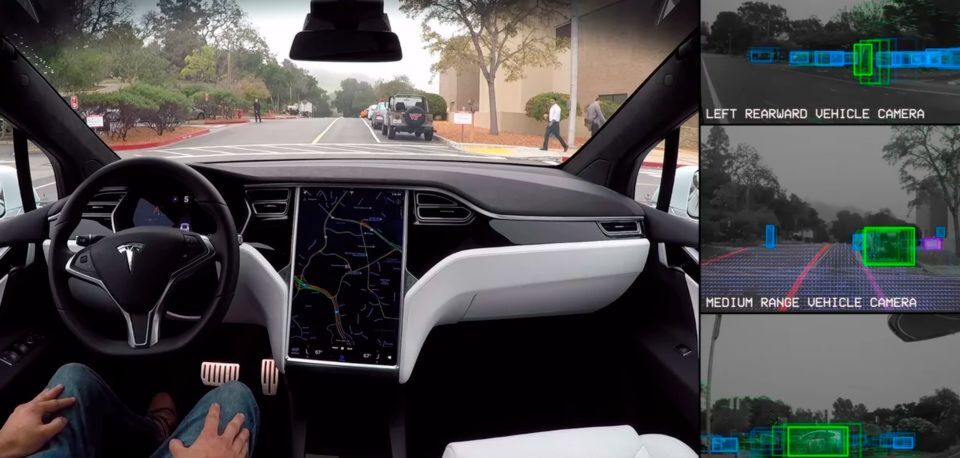 Tesla hat bereits eine halbe Million Fahrzeuge auf der Straße hat und deren Kameras und Sensoren übermitteln regelmäßig via Funk anonymisierte Daten an Tesla. Sie füttern ein neuronales Netzwerk, das anhand konkreter Fahrsituationen nicht nur lernt, sondern auch die Streckenführung prognostizieren kann und das Verhalten von anderen Verkehrsteilnehmern. Tesla hat bereits eine halbe Million Fahrzeuge auf der Straße hat und deren Kameras und Sensoren übermitteln regelmäßig via Funk anonymisierte Daten an Tesla. Sie füttern ein neuronales Netzwerk, das anhand konkreter Fahrsituationen nicht nur lernt, sondern auch die Streckenführung prognostizieren kann und das Verhalten von anderen Verkehrsteilnehmern.