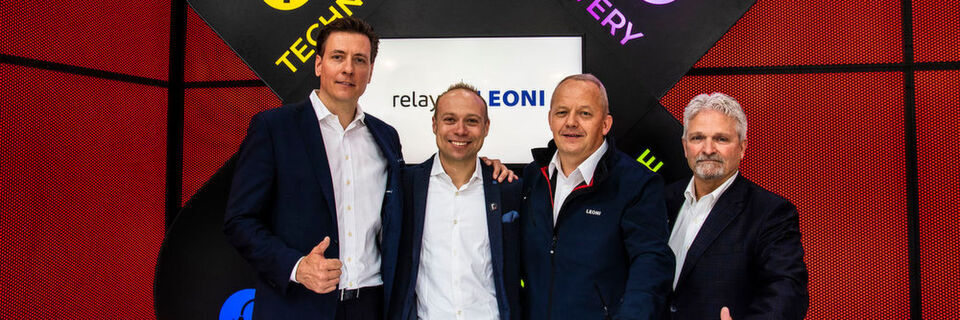 Leoni und Relayr schließen eine Partnerschaft (v.l.): Torsten Schierholz (Chief Solutions Officer Leoni), Josef Brunner (CEO Relayr), Peter Gerstenberger (VP Business Segment Factory Automation Leoni) und Greg Barats (CEO HSB). Leoni und Relayr schließen eine Partnerschaft (v.l.): Torsten Schierholz (Chief Solutions Officer Leoni), Josef Brunner (CEO Relayr), Peter Gerstenberger (VP Business Segment Factory Automation Leoni) und Greg Barats (CEO HSB).