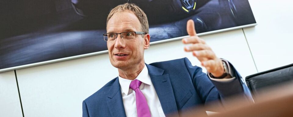 Michael Lohscheller, 50, war er zuletzt als CFO bei Volkswagen of North America tätig, bevor er im September 2012 als Vorstandsmitglied zu Opel wechselte. Seit 2017 leitet er die Marke als CEO. Michael Lohscheller, 50, war er zuletzt als CFO bei Volkswagen of North America tätig, bevor er im September 2012 als Vorstandsmitglied zu Opel wechselte. Seit 2017 leitet er die Marke als CEO.