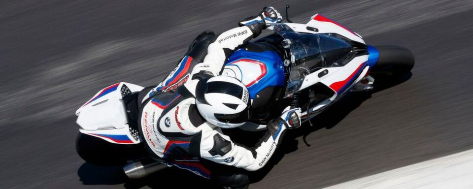 Der erfolgreiche amerikanische Motorradrennfahrer Nate Kern fährt seit 2002 Rennen und konnte den Einteiler vorab testen. Der erfolgreiche amerikanische Motorradrennfahrer Nate Kern fährt seit 2002 Rennen und konnte den Einteiler vorab testen.