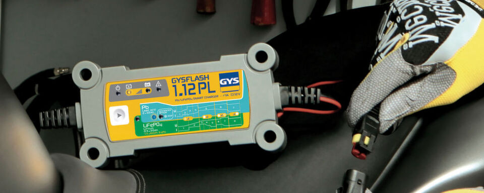 Mit dem GYS Batterielade- und Ladeerhaltungsgerät Gysflash 1.12-PL sind Motorradbatterien jederzeit startklar. Mit dem GYS Batterielade- und Ladeerhaltungsgerät Gysflash 1.12-PL sind Motorradbatterien jederzeit startklar.