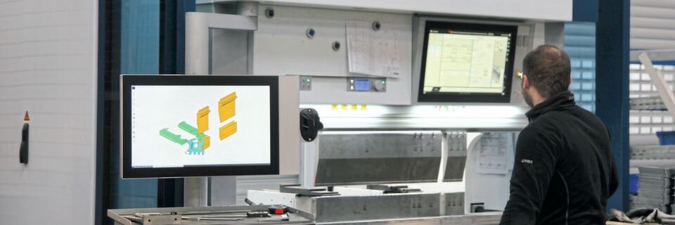 Schneller programmieren, weniger rüsten, weniger Wege: Mit der Biegesoftware steigt die Produktivität an der Maschine. Schneller programmieren, weniger rüsten, weniger Wege: Mit der Biegesoftware steigt die Produktivität an der Maschine.