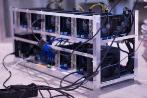 Mining-Rigs müssen nichts speichern, müssen nur schnell rechnen, Dafür bestehen die Rechner im Wesentlichen aus FPGAs oder GPUs, wahlweise mit CPUs, ASICs und Lüfter Mining-Rigs müssen nichts speichern, müssen nur schnell rechnen, Dafür bestehen die Rechner im Wesentlichen aus FPGAs oder GPUs, wahlweise mit CPUs, ASICs und Lüfter