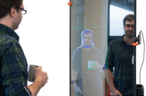 Der in dem EU-Projekt „Smart Mirror“ entwickelte intelligente Spiegel assistiert mit Abfahrplänen und Tipps für die Tagesgestaltung. Die Daten verarbeitet dieser lokal, sodass private Daten nicht nach außen gelangen. Der in dem EU-Projekt „Smart Mirror“ entwickelte intelligente Spiegel assistiert mit Abfahrplänen und Tipps für die Tagesgestaltung. Die Daten verarbeitet dieser lokal, sodass private Daten nicht nach außen gelangen.