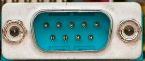 Bild 3: Der SUB-D 9-Pin-Stecker fand insbesondere als Monitoranschluss bei Computern Anschluss, ist aber bei aktuellen PCs kaum mehr zu finden. Bild 3: Der SUB-D 9-Pin-Stecker fand insbesondere als Monitoranschluss bei Computern Anschluss, ist aber bei aktuellen PCs kaum mehr zu finden.