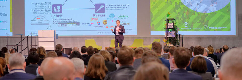 Prof. Dr. Schmitz der Ruhr-Universität Bochum gibt mit seinem Vortrag "Digitale Disruption im Business-to-Business Vertrieb" einen Einstieg in den Lead Management Summit 2019. Prof. Dr. Schmitz der Ruhr-Universität Bochum gibt mit seinem Vortrag "Digitale Disruption im Business-to-Business Vertrieb" einen Einstieg in den Lead Management Summit 2019.
