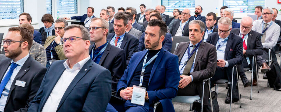 In der Session „Materialien“ beim Leichtbau-Gipfel standen Werkstoffe im Mittelpunkt, die sich für automobilen Leichtbau eignen, auch wenn die Beispiele nicht immer vier Räder hatten. In der Session „Materialien“ beim Leichtbau-Gipfel standen Werkstoffe im Mittelpunkt, die sich für automobilen Leichtbau eignen, auch wenn die Beispiele nicht immer vier Räder hatten.