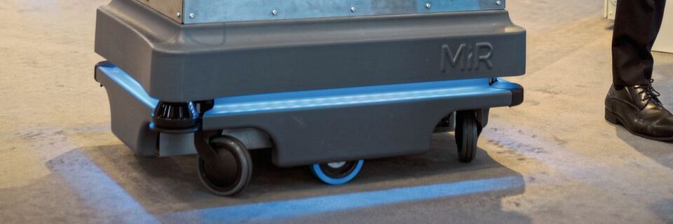 Ausgestattet mit dem passenden Aufsatz kann der MiR200 unterschiedlichste Transportaufgaben automatisieren. Zur Automatica 2018 präsentierte MiR den Roboter etwa mit einem Förderbandmodul. Ausgestattet mit dem passenden Aufsatz kann der MiR200 unterschiedlichste Transportaufgaben automatisieren. Zur Automatica 2018 präsentierte MiR den Roboter etwa mit einem Förderbandmodul.